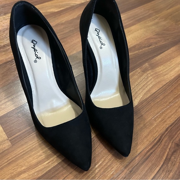Like new black suede pumps - Picture 2 of 5